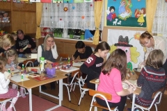 Wspolne-przygotowanie-przez-rodzicow-ozdob-na-kiermasz-zwiazany-z-Kkoncertem-Swiatecznych-Marzen-15.01-7