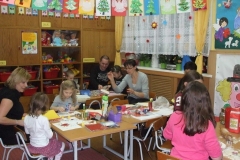 Wspolne-przygotowanie-przez-rodzicow-ozdob-na-kiermasz-zwiazany-z-Kkoncertem-Swiatecznych-Marzen-15.01-8