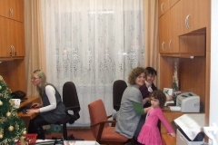 Wspolne-przygotowanie-przez-rodzicow-ozdob-na-kiermasz-zwiazany-z-Kkoncertem-Swiatecznych-Marzen-15.01-9