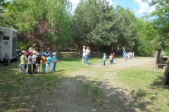 Wycieczka-do-Osady-Traperskiej-w-Bolechowku-grupa-Promyczki-i-Aniolki-11.05-13