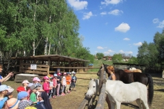 Wycieczka-do-Osady-Traperskiej-w-Bolechowku-grupa-Promyczki-i-Aniolki-11.05-16