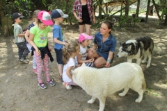 Wycieczka-do-Osady-Traperskiej-w-Bolechowku-grupa-Promyczki-i-Aniolki-11.05-21