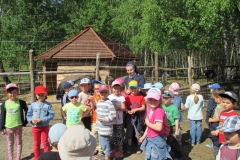 Wycieczka-do-Osady-Traperskiej-w-Bolechowku-grupa-Promyczki-i-Aniolki-11.05-5
