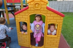 Zabawy dzieci w ogrodzie