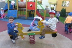 Zabawy-dzieci-w-ogrodzie-3