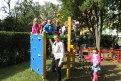 Zabawy-dzieci-w-ogrodzie-4