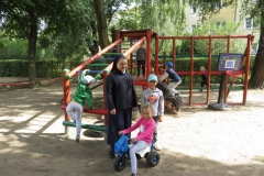 Zabawy-dzieci-w-ogrodzie-7