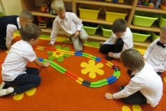 Zabawy-dzieci-w-sali-wrzesien-1