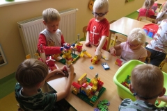 Zabawy-dzieci-w-sali-wrzesien-10