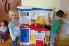 Zabawy-dzieci-w-sali-wrzesien-11