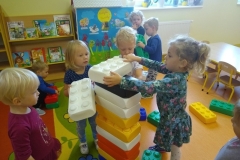 Zabawy-dzieci-w-sali-wrzesien-2