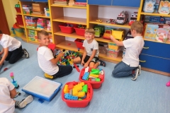 Zabawy-dzieci-w-sali-wrzesien-3