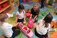 Zabawy-dzieci-w-sali-wrzesien-4