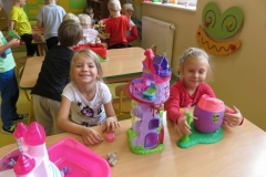 Zabawy-dzieci-w-sali-wrzesien-5