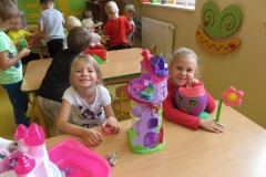 Zabawy-dzieci-w-sali-wrzesien-6