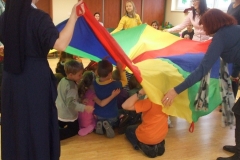 Zabawy-integracyjne-z-Rodzicami-grupa-Promyczki-i-Boze-Duszki-15.10-10