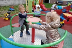 Zabawy-w-ogrodzie-przedszkolnym-2